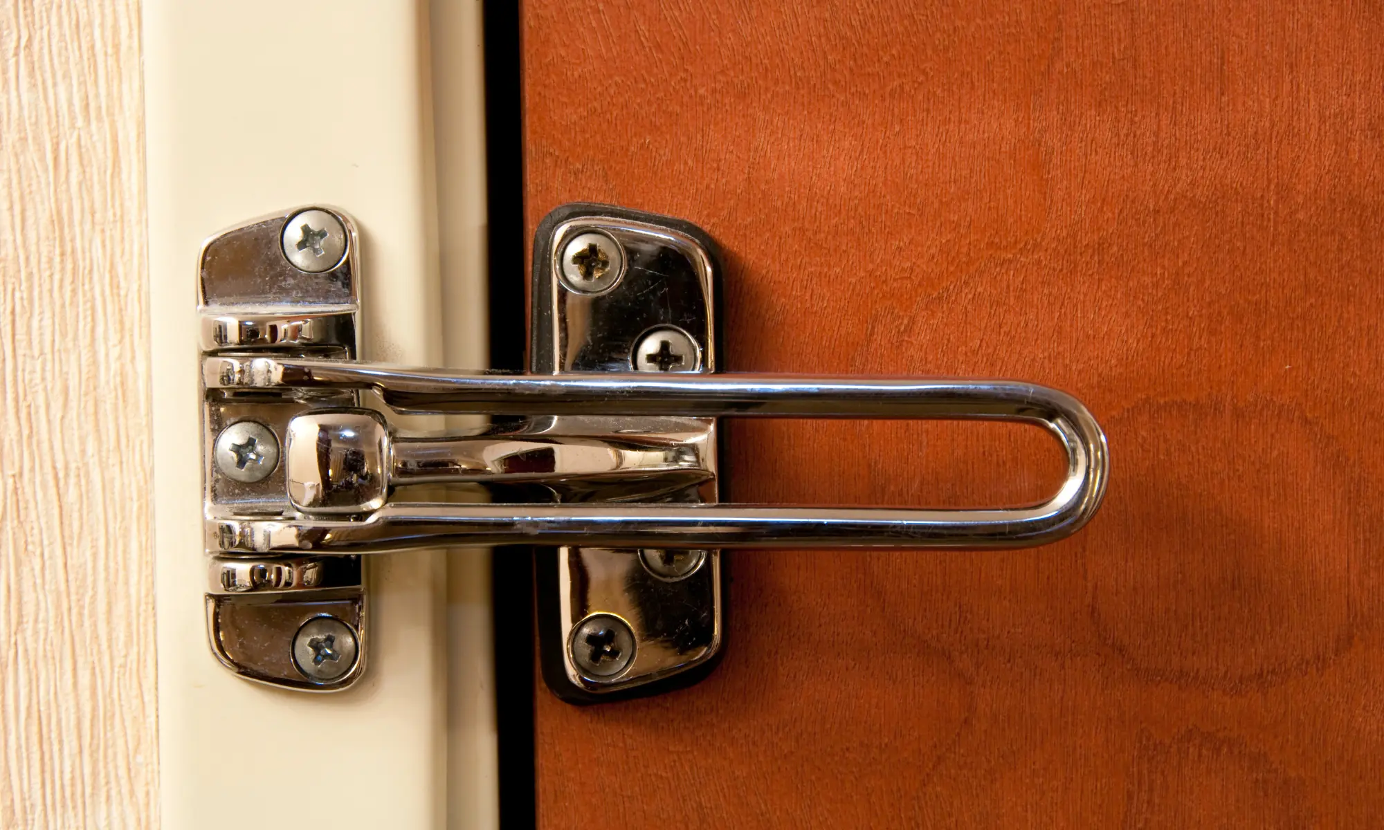 Comment sécuriser une porte avec un verrou sans percer ?