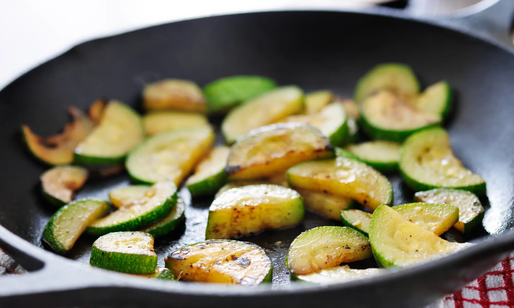 Comment cuisiner des courgettes à la poêle ? - Fraimenbon