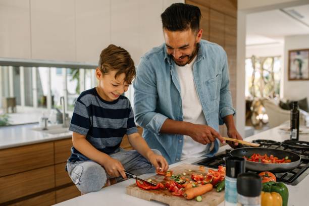 un homme en train de cuisiner avec un enfant