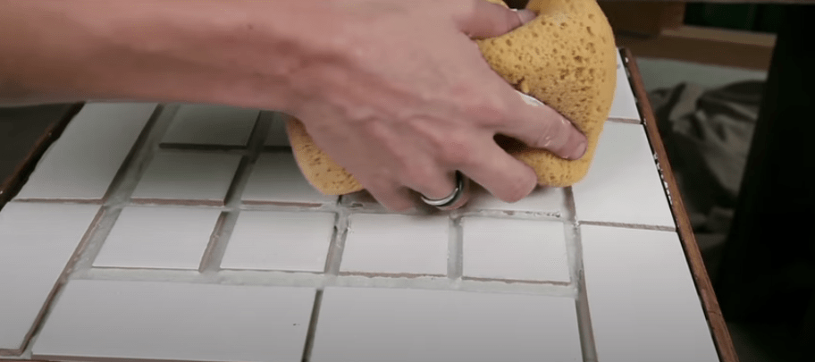 Par quoi remplacer le carrelage sur une table