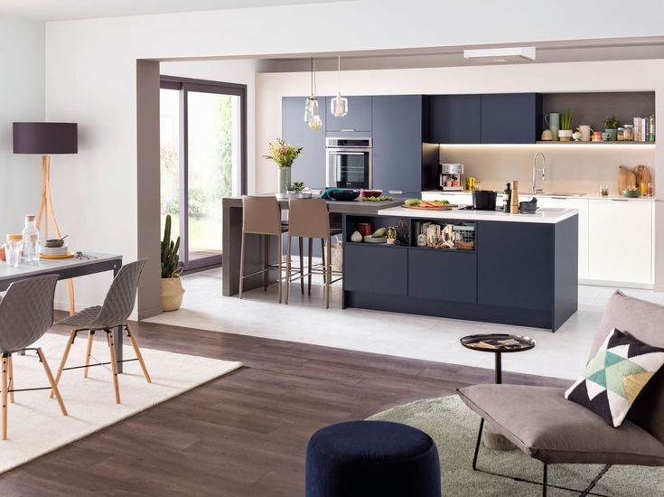une salle à manger et un salon dans la même pièce1
