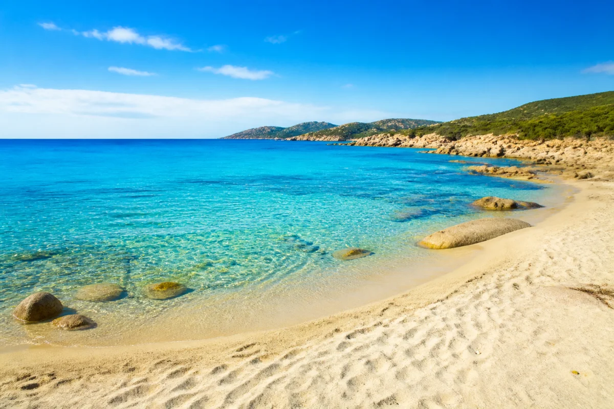 Plage sauvage et isolée aux eaux turquoise, un magnifique endroit à éviter en Corse pour préserver sa tranquillité.