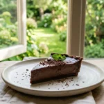 Part de flan au chocolat onctueux sans sucre, servie dans une assiette pour une recette diabétique gourmande.