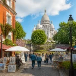 Visiter Paris en 3 jours : rue pittoresque de Montmartre, artistes, cafés et basilique du Sacré-Cœur en arrière-plan