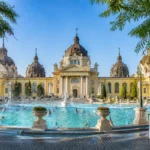 Thermes Széchenyi à Budapest, piscine extérieure turquoise et architecture jaune monumentale pour un séjour de 3 jours