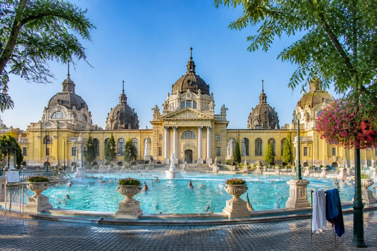 Thermes Széchenyi à Budapest, piscine extérieure turquoise et architecture jaune monumentale pour un séjour de 3 jours