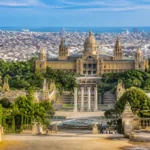 Vue panoramique de Montjuïc et du musée national d’art catalan surplombant Barcelone et la mer pour visiter Barcelone en 3 jours