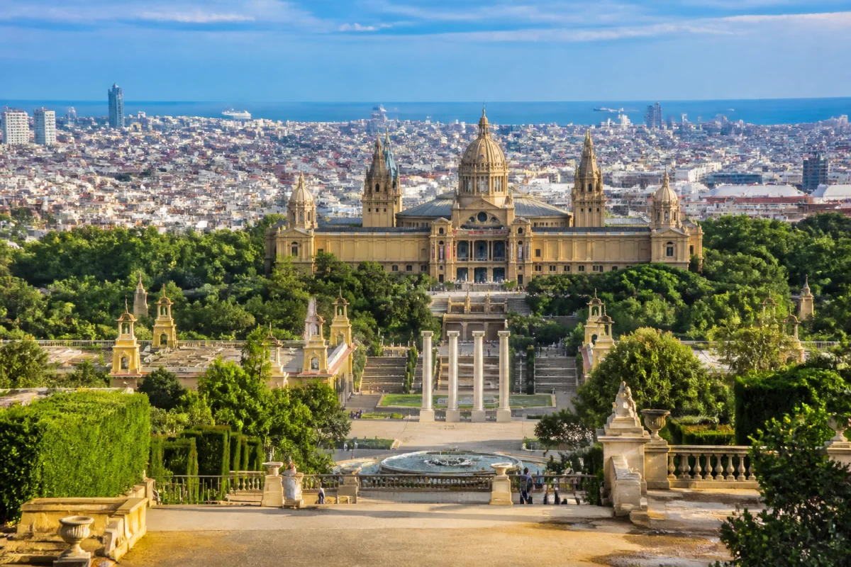 Vue panoramique de Montjuïc et du musée national d’art catalan surplombant Barcelone et la mer pour visiter Barcelone en 3 jours
