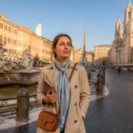 Voyageuse élégante visitant la Piazza Navona lors d'un séjour pour visiter Rome en 3 jours.