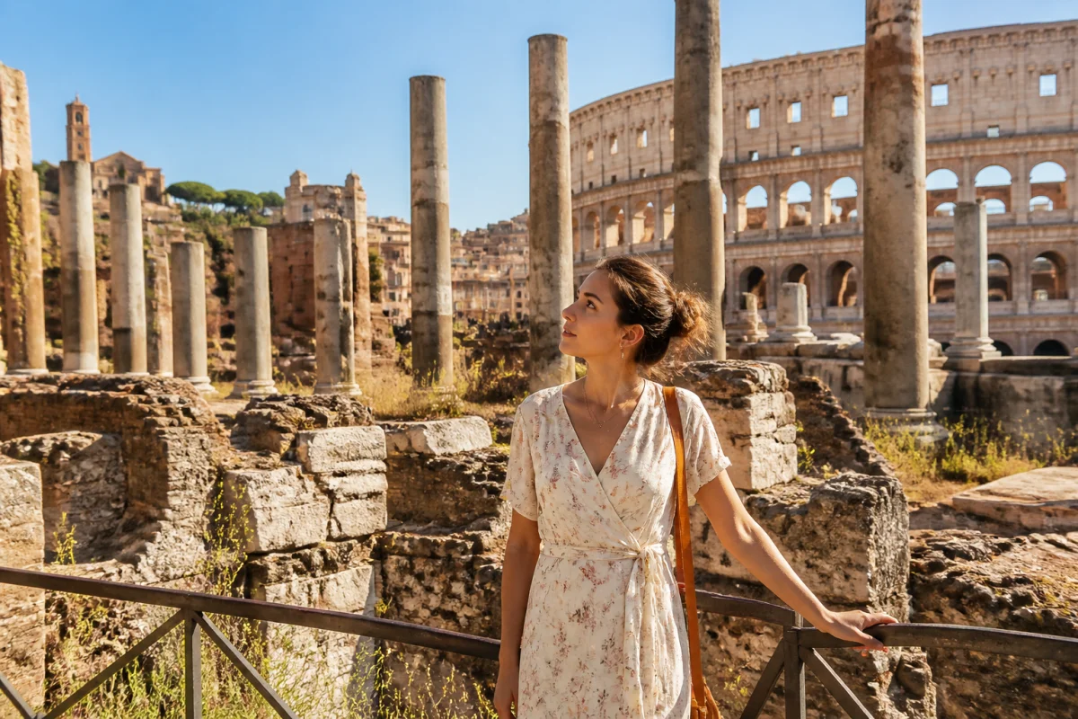 Jeune femme admirant le Colisée lors d'un séjour pour visiter Rome en 3 jours sous un ciel ensoleillé.