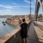 Voyageur sur le pont Dom Luís, admirant le Douro et Porto pour visiter Porto en 3 jours