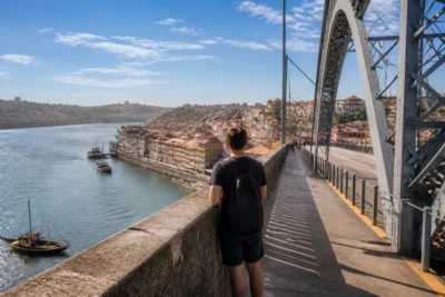 Voyageur sur le pont Dom Luís, admirant le Douro et Porto pour visiter Porto en 3 jours