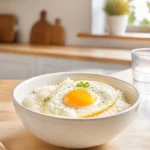 Idée de repas avant karting : bol de riz blanc et œuf, accompagné d’herbes fraîches et d’eau.