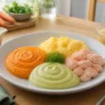 Idées de repas faciles pour seniors : assiette équilibrée avec purée lisse, œuf brouillé, poisson tendre et compote.
